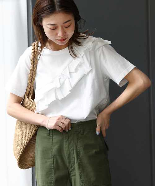 JOURNAL STANDARD relume(ジャーナルスタンダード レリューム)の「《追加》アシンメトリーフリルTEE(Tシャツ/カットソー・レディース・ホワイト/ブラック・FREE)」の2枚目の写真