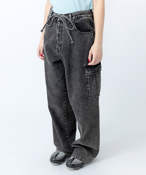 PUNYUS（プニュズ）の「カーゴデニムパンツ（デニムパンツ・レディース・ライトブルー/ブラック・1/2/3/4）」の3枚目の写真