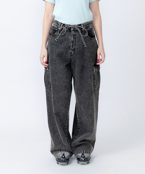 PUNYUS（プニュズ）の「カーゴデニムパンツ（デニムパンツ・レディース・ライトブルー/ブラック・1/2/3/4）」の4枚目の写真
