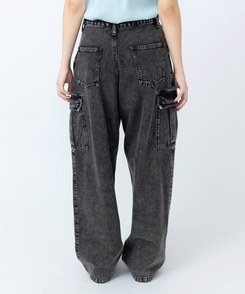 PUNYUS（プニュズ）の「カーゴデニムパンツ（デニムパンツ・レディース・ライトブルー/ブラック・1/2/3/4）」の5枚目の写真