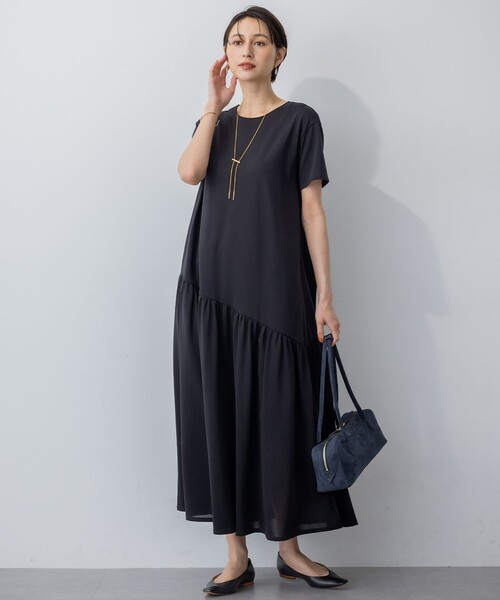23区 L(ニジュウサンクオオキイサイズ)の「【Oggi8月号掲載/接触冷感/洗える】ツイストコットンプレーティング ティアードワンピース(ワンピース・レディース・ブラウン系/ブラック系・44/46/48)」の4枚目の写真