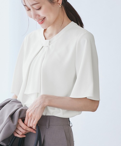 ROPE' PICNIC（ロペピクニック）の「メタルパーツフロントフリルタイブラウス/通勤対応（シャツ/ブラウス・レディース・ホワイト/ピンク/ベージュ/サックスブルー/チャコールグレー・36/38）」の2枚目の写真