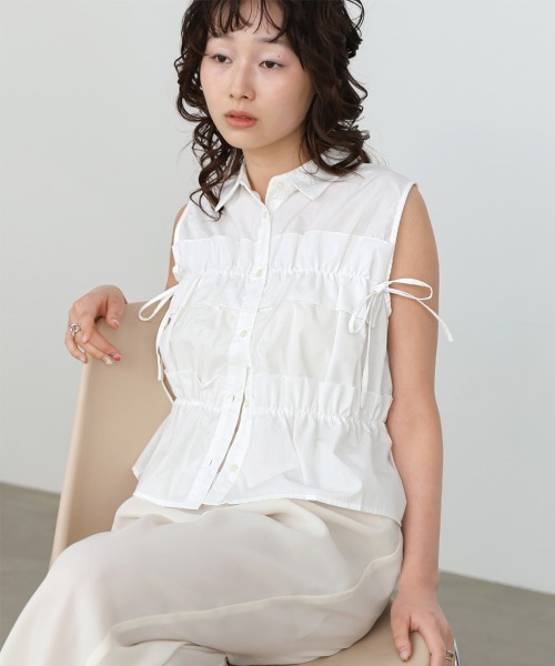 Bab(バブ)の「リボンギャザーノースリーブブラウス(シャツ/ブラウス・レディース・A/オフホワイト/ブルー・M)」の1枚目の写真