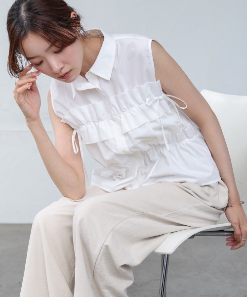 Bab(バブ)の「リボンギャザーノースリーブブラウス(シャツ/ブラウス・レディース・A/オフホワイト/ブルー・M)」の4枚目の写真