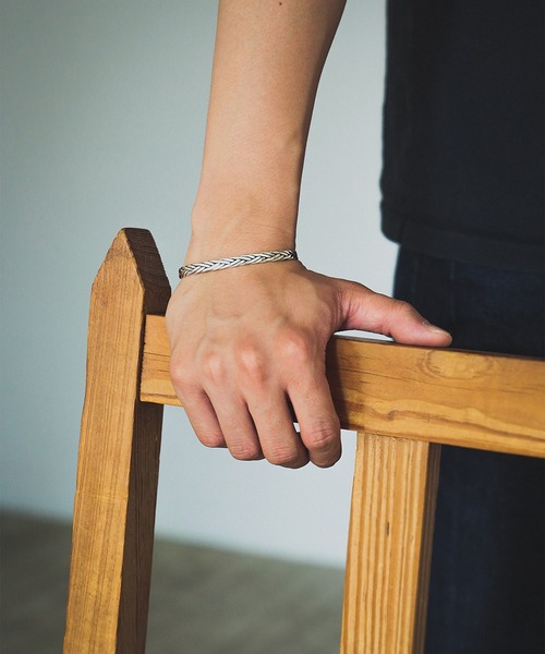 BRILLA per il gusto(ブリッラペルイルグースト)の「BASENOTES / ブレイド バングル(ブレスレット・メンズ・シルバー・ONE SIZE)」の4枚目の写真