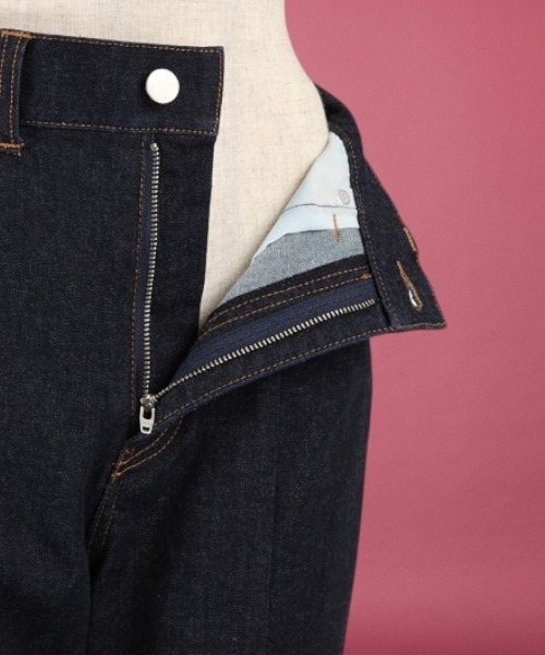 unrelaxing（アンリラクシング）の「裾スリットフレアデニムパンツ（デニムパンツ・レディース・ネイビー・マルチサイズ）」の3枚目の写真