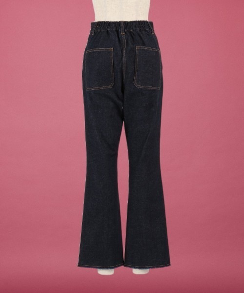 unrelaxing（アンリラクシング）の「裾スリットフレアデニムパンツ（デニムパンツ・レディース・ネイビー・マルチサイズ）」の2枚目の写真