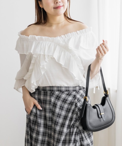 CLETTE(クレット)の「クロスフリル2WAYブラウス(シャツ/ブラウス・レディース・ブラック/イエロー/ホワイト・4L/3L/LL)」の1枚目の写真