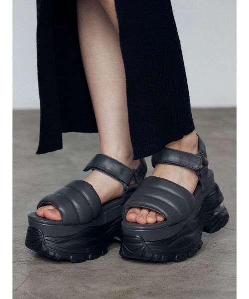 EMODA（エモダ）の「エアバルキーソールパッファーサンダル（サンダル・レディース・ブラック・LARGE/MEDIUM/SMALL）」の5枚目の写真