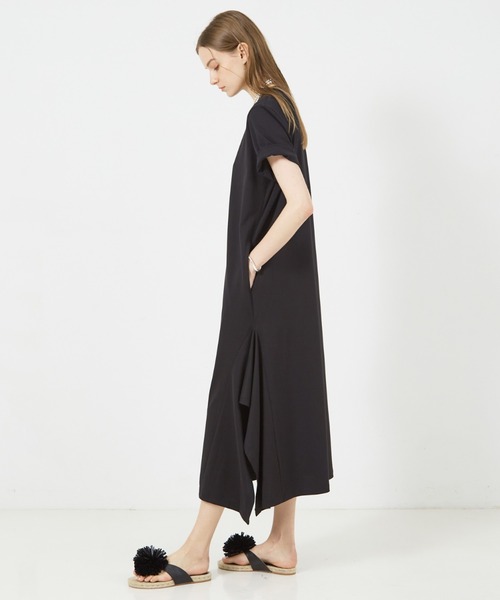 DESIGNWORKS(デザインワークス)の「サイドスリット半袖ワンピース(ワンピース・レディース・チャコールグレー/サーモンピンク・38)」の7枚目の写真