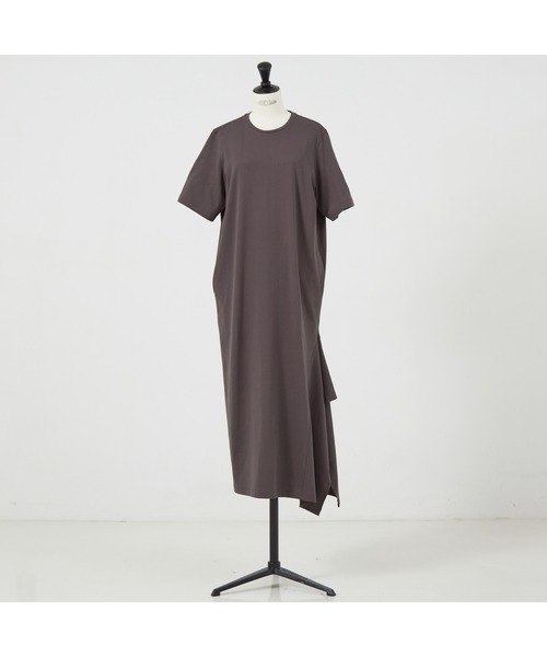 DESIGNWORKS(デザインワークス)の「サイドスリット半袖ワンピース(ワンピース・レディース・チャコールグレー/サーモンピンク・38)」の11枚目の写真