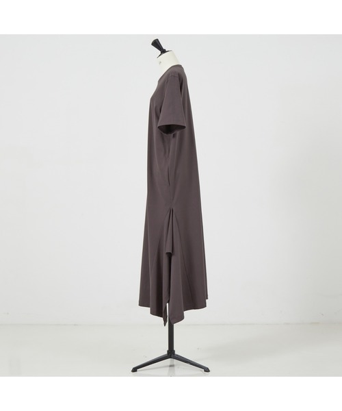 DESIGNWORKS(デザインワークス)の「サイドスリット半袖ワンピース(ワンピース・レディース・チャコールグレー/サーモンピンク・38)」の12枚目の写真