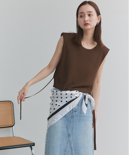 ad thie(アドティエ)の「ショート丈 リボン ノースリーブニット(ニット/セーター・レディース・ダークブラウン/オフホワイト/アイボリー/ブラック/ベージュ/レッド・FREE)」の1枚目の写真
