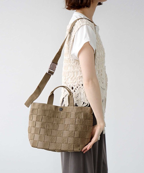 MAISON CANVVAS（メゾンキャンバス）の「PETA TOTE (M)【MAISON CANVVAS/メゾン キャンバス】（トートバッグ・レディース・カーキ・フリー）」の3枚目の写真
