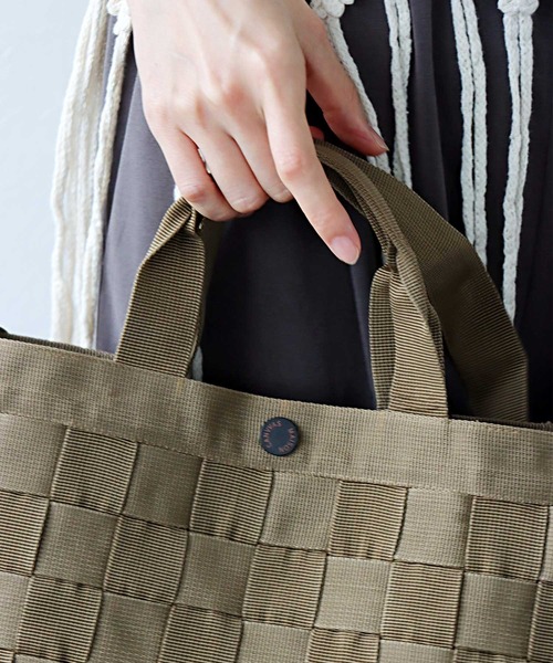MAISON CANVVAS（メゾンキャンバス）の「PETA TOTE (M)【MAISON CANVVAS/メゾン キャンバス】（トートバッグ・レディース・カーキ・フリー）」の4枚目の写真
