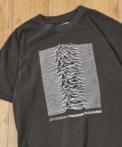 Insonnia PROJECTS（インソニアプロジェクト）の「Insonnia Projects インソニアプロジェクツ / Joy Division UNKNOWN PLEASURES TEE ジョイディヴィジョン アンノウンプレジャーズグラフィックプリントTシャツ バンドTシャツ / IP-JD-008（Tシャツ/カットソー・メンズ・ホワイト/ブラック・3/2/1/0）」の2枚目の写真