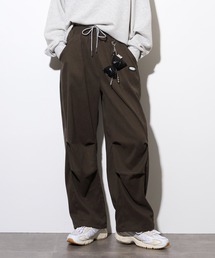 .works チャーム付パラシュートパンツ