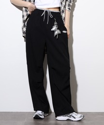 .works チャーム付パラシュートパンツ