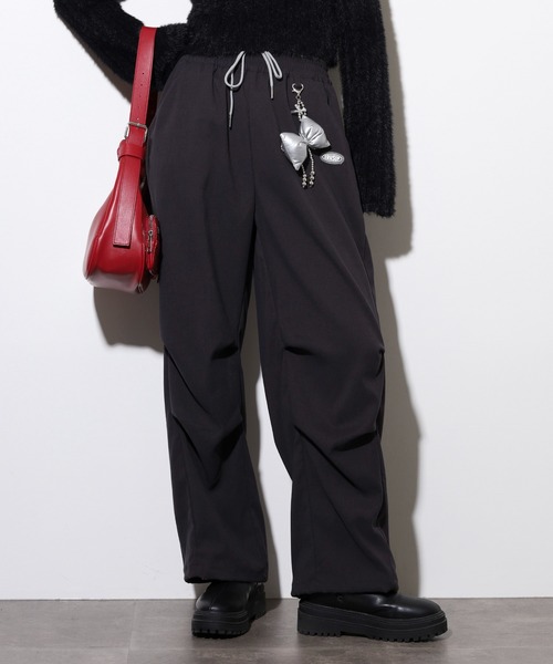 .WORKS(ドットワークス)の「.works チャーム付パラシュートパンツ(その他パンツ・レディース・シルバー×ブラック/ブラック/ダークグレー/カーキ・M)」の3枚目の写真