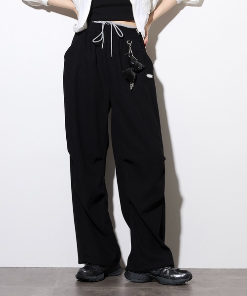 .WORKS(ドットワークス)の「.works チャーム付パラシュートパンツ(その他パンツ・レディース・シルバー×ブラック/ブラック/ダークグレー/カーキ・M)」の2枚目の写真