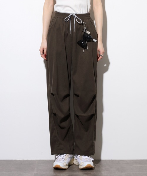 .WORKS(ドットワークス)の「.works チャーム付パラシュートパンツ(その他パンツ・レディース・シルバー×ブラック/ブラック/ダークグレー/カーキ・M)」の16枚目の写真