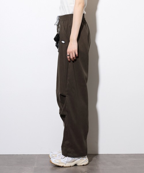 .WORKS(ドットワークス)の「.works チャーム付パラシュートパンツ(その他パンツ・レディース・シルバー×ブラック/ブラック/ダークグレー/カーキ・M)」の15枚目の写真