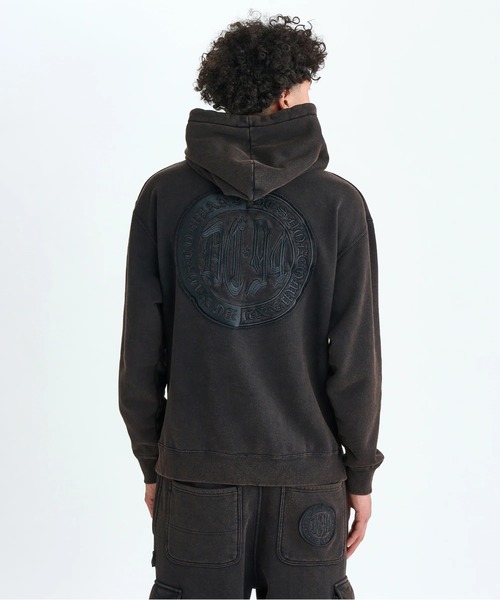 DC SHOES(ディーシーシューズ)の「25 HIDDEN PH /DCセットアップ対応バックロゴ刺繍プルオーバーパーカー・フーディー(スウェット・メンズ・アンティークシルバー/ブラック系その他/ブラック×ブラック/グレイッシュベージュ・MEDIUM/X-LARGE/LARGE)」の2枚目の写真