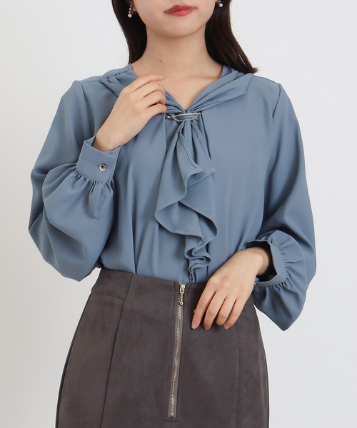 ASTORIA ODIER（アストリアオディール）の「スカーフ風ボウタイブラウス（シャツ/ブラウス・レディース・グレイッシュブルー/アイボリー/ホワイト×ブラック/ブルーグリーン・MEDIUM/LARGE）」の3枚目の写真