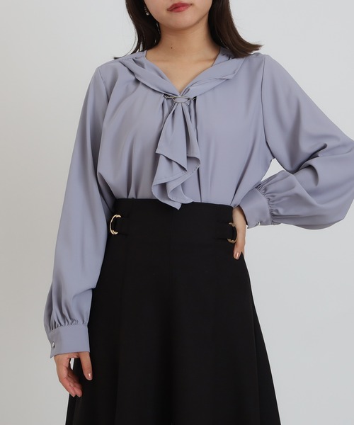 ASTORIA ODIER（アストリアオディール）の「スカーフ風ボウタイブラウス（シャツ/ブラウス・レディース・グレイッシュブルー/アイボリー/ホワイト×ブラック/ブルーグリーン・MEDIUM/LARGE）」の4枚目の写真