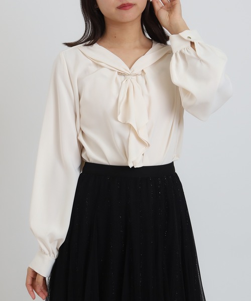 ASTORIA ODIER（アストリアオディール）の「スカーフ風ボウタイブラウス（シャツ/ブラウス・レディース・グレイッシュブルー/アイボリー/ホワイト×ブラック/ブルーグリーン・MEDIUM/LARGE）」の2枚目の写真