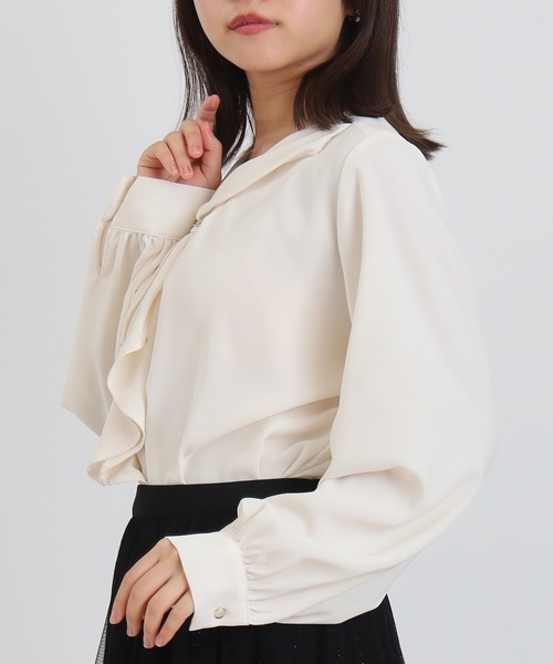 ASTORIA ODIER（アストリアオディール）の「スカーフ風ボウタイブラウス（シャツ/ブラウス・レディース・グレイッシュブルー/アイボリー/ホワイト×ブラック/ブルーグリーン・MEDIUM/LARGE）」の8枚目の写真