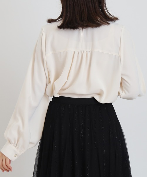 ASTORIA ODIER（アストリアオディール）の「スカーフ風ボウタイブラウス（シャツ/ブラウス・レディース・グレイッシュブルー/アイボリー/ホワイト×ブラック/ブルーグリーン・MEDIUM/LARGE）」の6枚目の写真