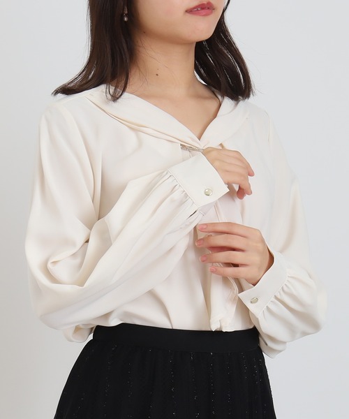 ASTORIA ODIER（アストリアオディール）の「スカーフ風ボウタイブラウス（シャツ/ブラウス・レディース・グレイッシュブルー/アイボリー/ホワイト×ブラック/ブルーグリーン・MEDIUM/LARGE）」の11枚目の写真