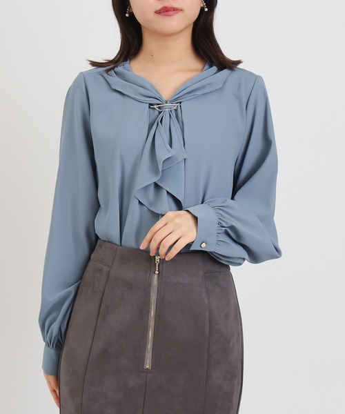 ASTORIA ODIER（アストリアオディール）の「スカーフ風ボウタイブラウス（シャツ/ブラウス・レディース・グレイッシュブルー/アイボリー/ホワイト×ブラック/ブルーグリーン・MEDIUM/LARGE）」の5枚目の写真