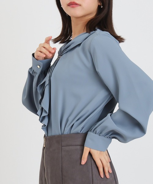 ASTORIA ODIER（アストリアオディール）の「スカーフ風ボウタイブラウス（シャツ/ブラウス・レディース・グレイッシュブルー/アイボリー/ホワイト×ブラック/ブルーグリーン・MEDIUM/LARGE）」の21枚目の写真