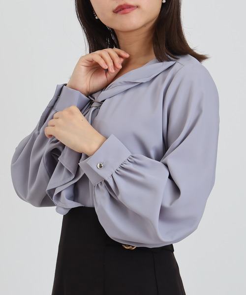 ASTORIA ODIER（アストリアオディール）の「スカーフ風ボウタイブラウス（シャツ/ブラウス・レディース・グレイッシュブルー/アイボリー/ホワイト×ブラック/ブルーグリーン・MEDIUM/LARGE）」の10枚目の写真