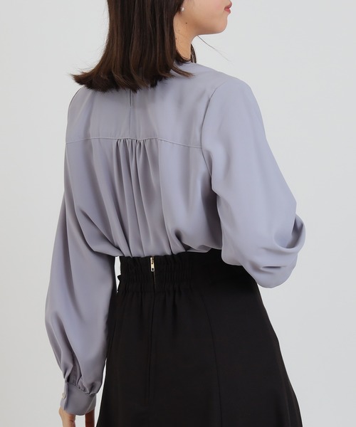 ASTORIA ODIER（アストリアオディール）の「スカーフ風ボウタイブラウス（シャツ/ブラウス・レディース・グレイッシュブルー/アイボリー/ホワイト×ブラック/ブルーグリーン・MEDIUM/LARGE）」の9枚目の写真