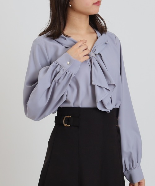 ASTORIA ODIER（アストリアオディール）の「スカーフ風ボウタイブラウス（シャツ/ブラウス・レディース・グレイッシュブルー/アイボリー/ホワイト×ブラック/ブルーグリーン・MEDIUM/LARGE）」の12枚目の写真