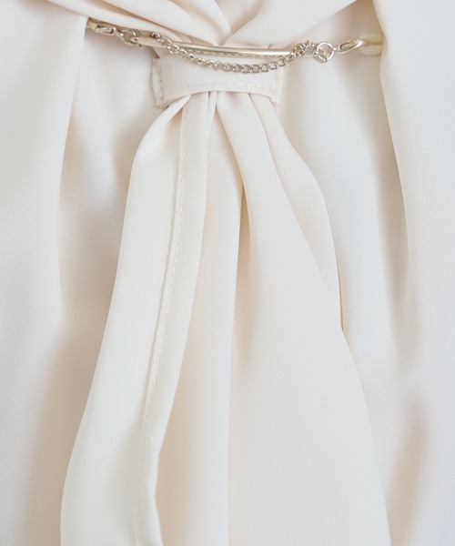 ASTORIA ODIER（アストリアオディール）の「スカーフ風ボウタイブラウス（シャツ/ブラウス・レディース・グレイッシュブルー/アイボリー/ホワイト×ブラック/ブルーグリーン・MEDIUM/LARGE）」の16枚目の写真