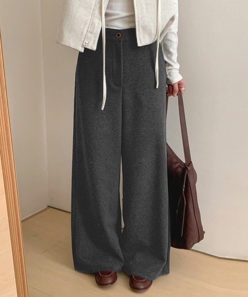 DAY CLOSET(デイ クローゼット)の「【起毛ツイル生地/タックインしやすい/ウエスト裏ゴム】ナチュラル木目調ボタンストレートワイドパンツ(その他パンツ・レディース・ダークブラウン/ダークグレー/ブラック・M/L/S)」の4枚目の写真