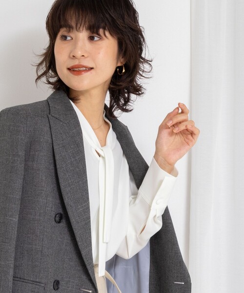 NOLLEY’S Sophi(ノーリーズソフィ)の「ウォッシャブルストレッチバックサテンボウタイブラウス(シャツ/ブラウス・レディース・オフホワイト/グレイッシュブルー・36/38)」の22枚目の写真