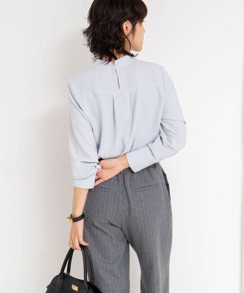 NOLLEY’S Sophi(ノーリーズソフィ)の「ウォッシャブルストレッチバックサテンボウタイブラウス(シャツ/ブラウス・レディース・オフホワイト/グレイッシュブルー・36/38)」の15枚目の写真
