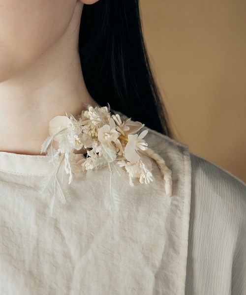 m.soeur（エムスール）の「オンシジウムのコサージュ（ブローチ/コサージュ・レディース・ホワイト/ブラック・FREE）」の2枚目の写真