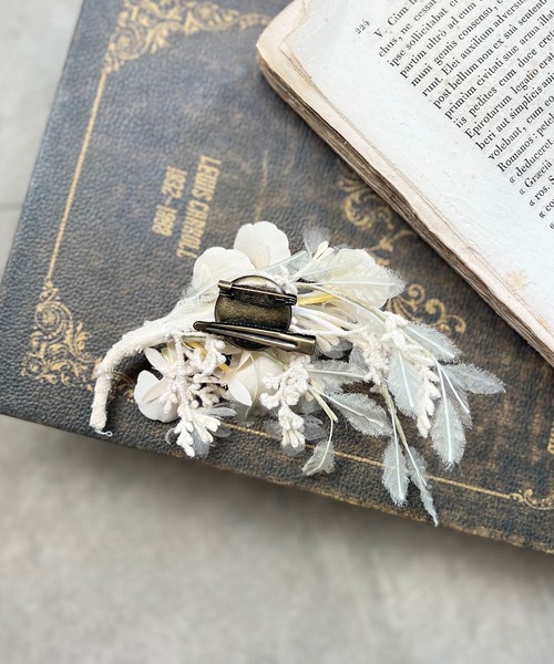 m.soeur（エムスール）の「オンシジウムのコサージュ（ブローチ/コサージュ・レディース・ホワイト/ブラック・FREE）」の4枚目の写真