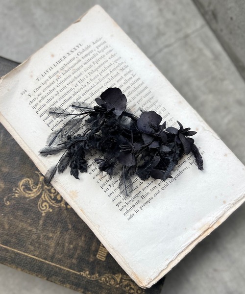 m.soeur（エムスール）の「オンシジウムのコサージュ（ブローチ/コサージュ・レディース・ホワイト/ブラック・FREE）」の7枚目の写真