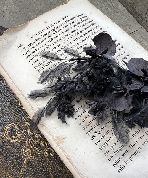 m.soeur（エムスール）の「オンシジウムのコサージュ（ブローチ/コサージュ・レディース・ホワイト/ブラック・FREE）」の6枚目の写真