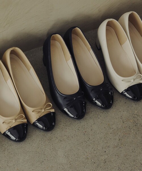TOCCA（トッカ）の「TINY RIBBON RAIN PUMPS レインパンプス（パンプス・レディース・アイボリー系/ベージュ系/ブラック系・35/36/37/38/39）」の2枚目の写真