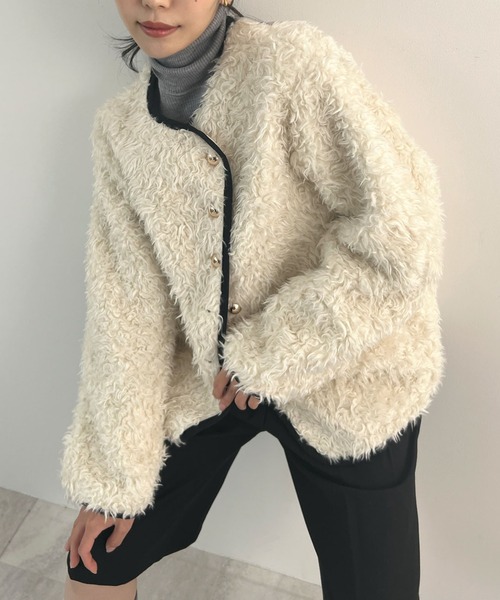 Futier land（フューティアランド）の「配色パイピングノーカラーボアコート（ブルゾン・レディース・ブラウン/アイボリー・MEDIUM/LARGE）」の7枚目の写真