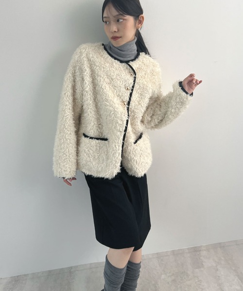 Futier land（フューティアランド）の「配色パイピングノーカラーボアコート（ブルゾン・レディース・ブラウン/アイボリー・MEDIUM/LARGE）」の8枚目の写真