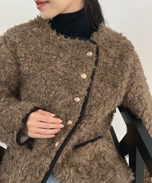 Futier land（フューティアランド）の「配色パイピングノーカラーボアコート（ブルゾン・レディース・ブラウン/アイボリー・MEDIUM/LARGE）」の16枚目の写真